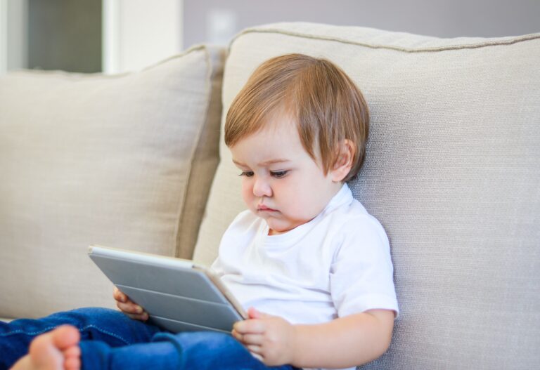 Instituições de ensino apresentam tablets e smartphones para crianças de um ano